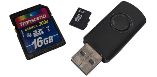 USB-Sticks und Speicherkarten auf der Werkbank